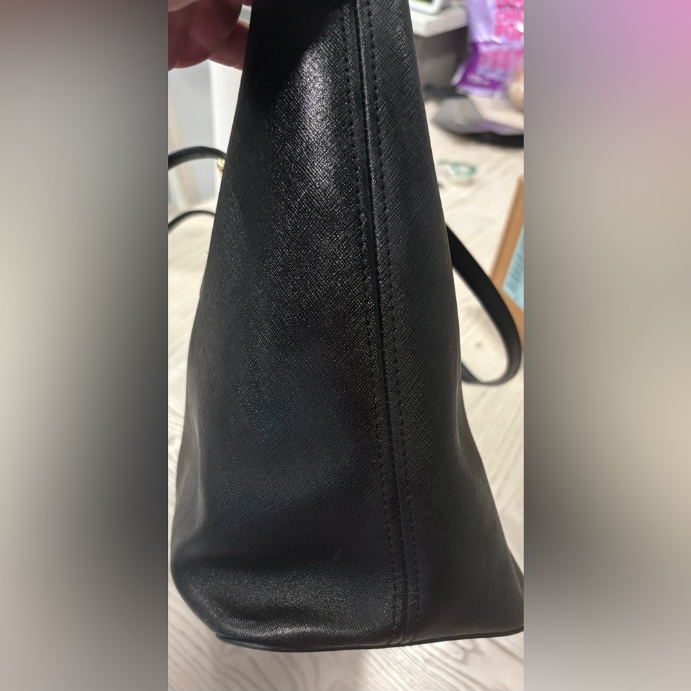 Black Michael Kors Tote Bag -Great condition

18 by 11 inches

FREE SHIPPING - Picture 6 of 11